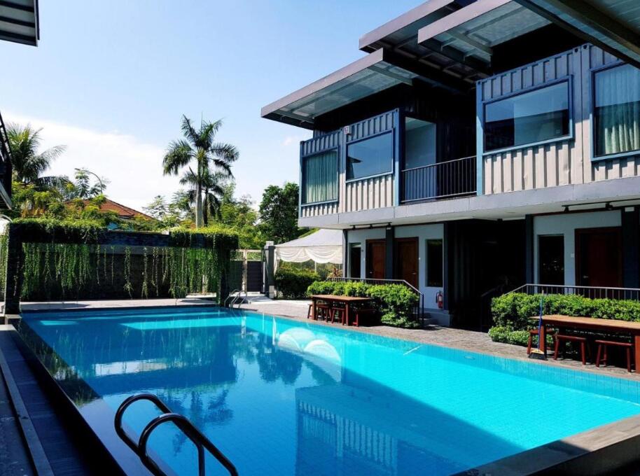 井陉矿集装箱泳池民宿